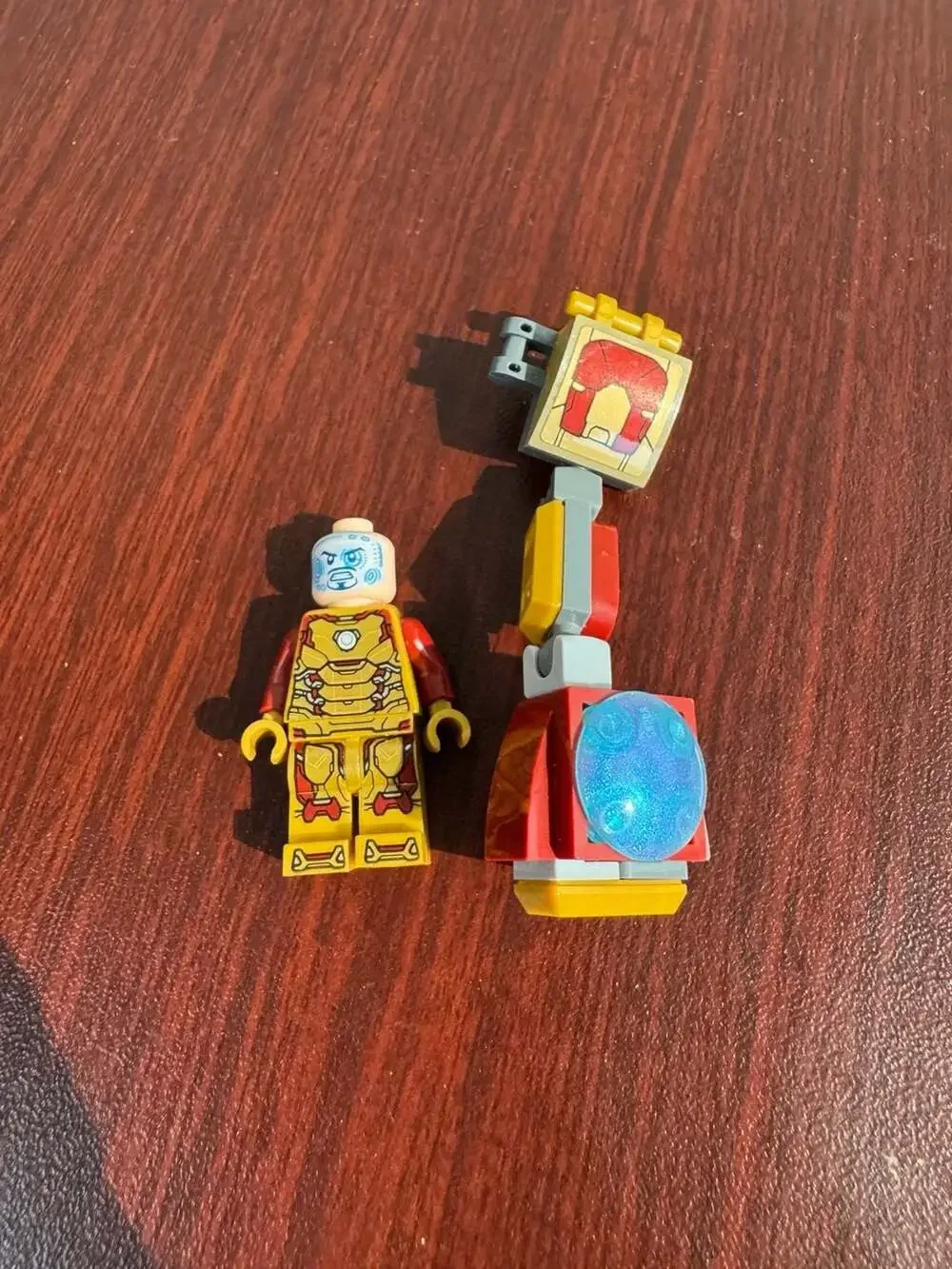 LEGO Marvel Iron Man Minifigure (Mark 43) with Accessory Build